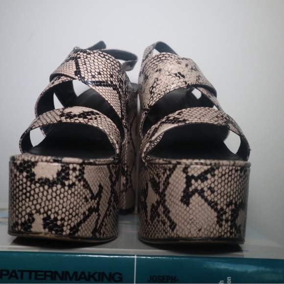 La Moda gray snake print platform heels - Picture 4 of 7